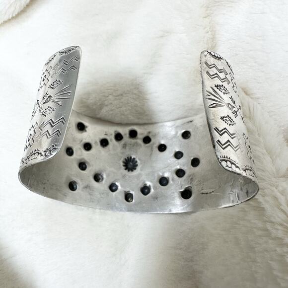 Fred Harvey Era Navajo Repousse Stamped Sterling Silver Wide Cuff Bracelet 52g - Picture 4 of 10